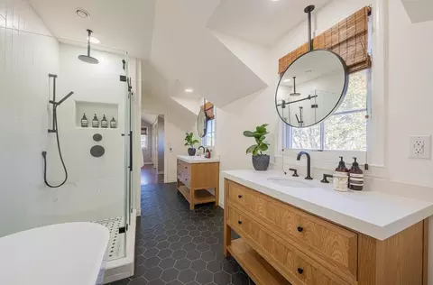 Bath - 202 Pine St, Salinas, CA 93901 photo 9 of 10