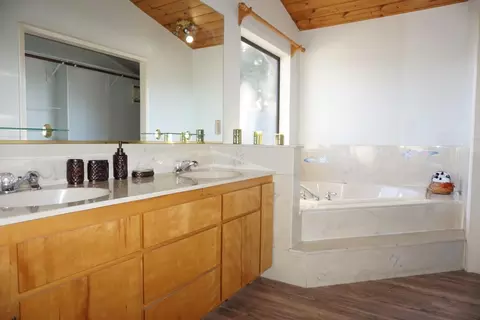Bath - 1016 Lombardy Dr, Modesto, CA 95351 photo 4 of 6