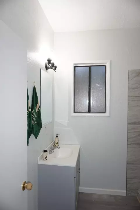 Bath - 1016 Lombardy Dr, Modesto, CA 95351 photo 1 of 6