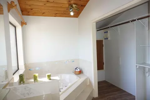 Bath - 1016 Lombardy Dr, Modesto, CA 95351 photo 5 of 6