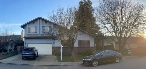 Exterior - 1016 Lombardy Dr, Modesto, CA 95351 photo 2 of 9