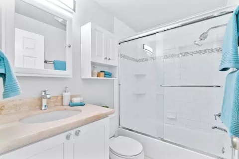 Bath - 280 Easy St 403, Mountain View, CA 94043 photo 1 of 1