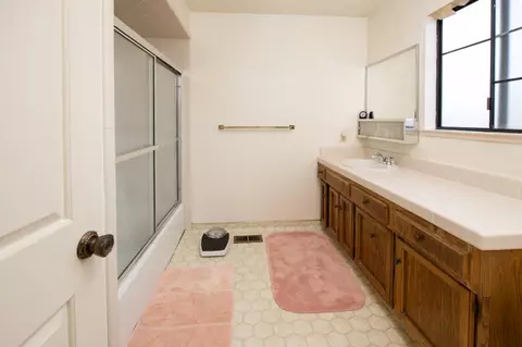 Bath - 134 Nissen Rd 2, Salinas, CA 93901 photo 2 of 4