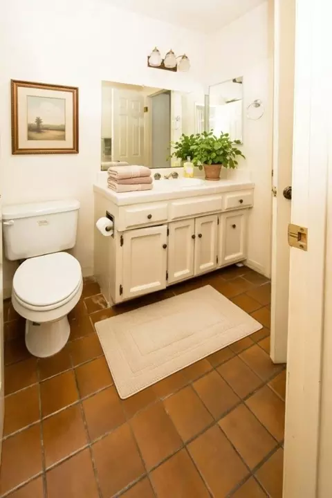 Bath - 134 Nissen Rd 2, Salinas, CA 93901 photo 3 of 4