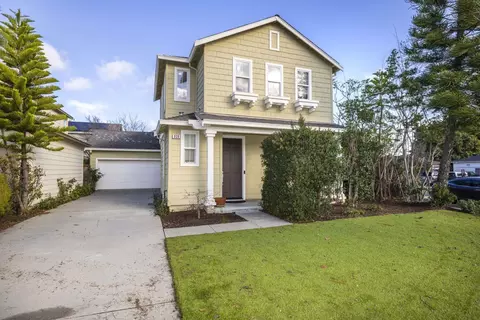 939 Oakes St, East Palo Alto, CA 94303