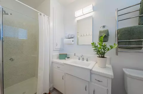 Bath - 520 La Mesa Dr, Salinas, CA 93901 photo 1 of 2