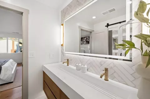 Bath - 777 Clearfield Dr, Millbrae, CA 94030 photo 2 of 9