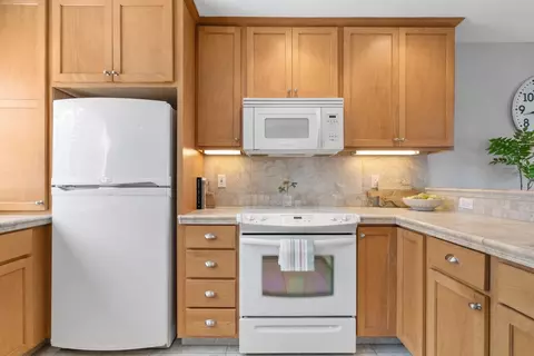 Kitchen - 101 Shell Dr 64, Watsonville, CA 95076 photo 5 of 6