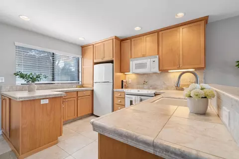 Kitchen - 101 Shell Dr 64, Watsonville, CA 95076 photo 4 of 6