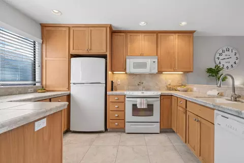Kitchen - 101 Shell Dr 64, Watsonville, CA 95076 photo 3 of 6