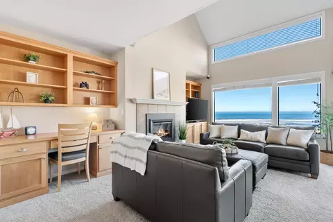Living - 101 Shell Dr 64, Watsonville, CA 95076 photo 2 of 5