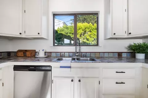 Kitchen - 582 Farallon Ave, Pacifica, CA 94044 photo 3 of 4