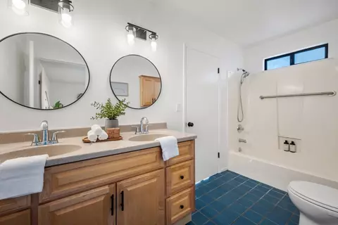 Bath - 582 Farallon Ave, Pacifica, CA 94044 photo 2 of 3