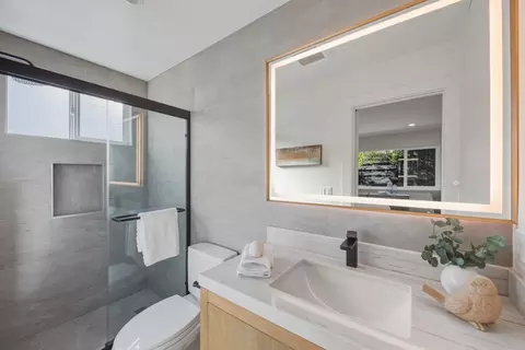 Bath - 1116 Glenwood Dr, Millbrae, CA 94030 photo 2 of 6