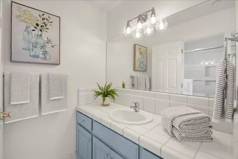 Bath - 8320 Chantrelle Ct, Gilroy, CA 95020 photo 7 of 9