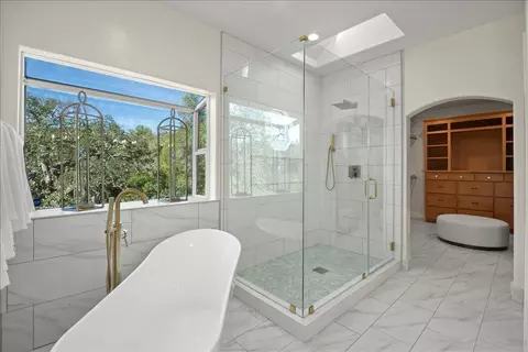 Bath - 8320 Chantrelle Ct, Gilroy, CA 95020 photo 5 of 9