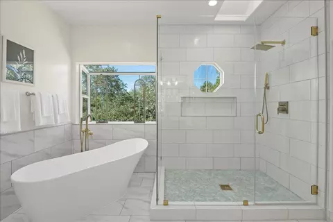 Bath - 8320 Chantrelle Ct, Gilroy, CA 95020 photo 4 of 9