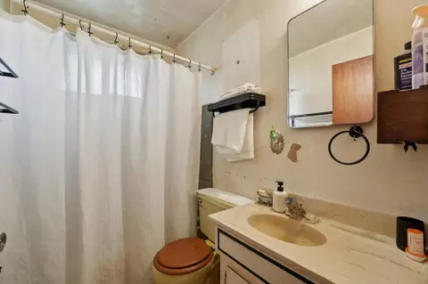 Bath - 559 E Alvin Dr, Salinas, CA 93906 photo 1 of 2
