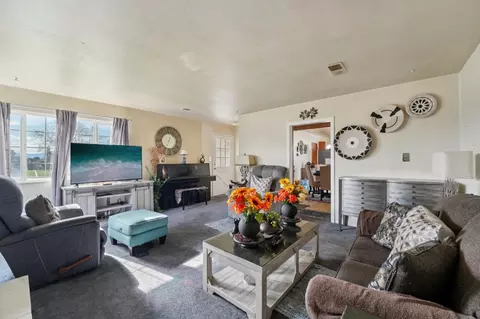 Living - 559 E Alvin Dr, Salinas, CA 93906 photo 2 of 2