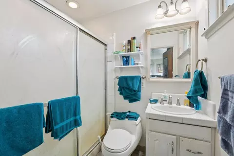 Bath - 559 E Alvin Dr, Salinas, CA 93906 photo 2 of 2