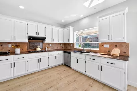 Kitchen - 15 Cheswick Cir, Salinas, CA 93906 photo 4 of 6