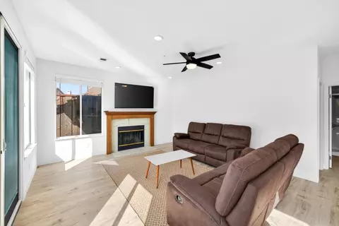 Living - 15 Cheswick Cir, Salinas, CA 93906 photo 6 of 7