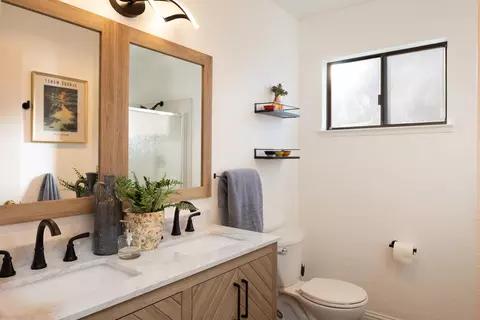 Bath - 3850 Rio Rd 63, Carmel, CA 93923 photo 2 of 2