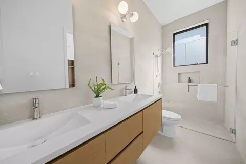 Bath - 89 Centre St, Mountain View, CA 94041 photo 4 of 9