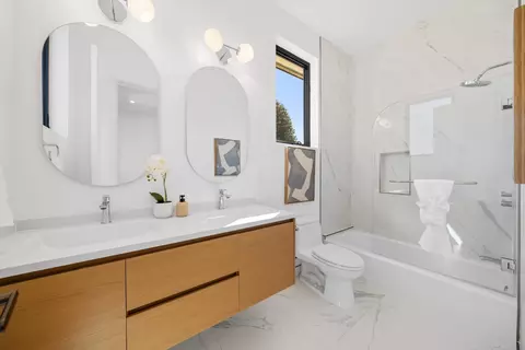Bath - 89 Centre St, Mountain View, CA 94041 photo 2 of 9