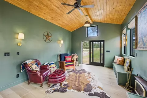Living - 3150 Day Rd, Gilroy, CA 95020 photo 3 of 4