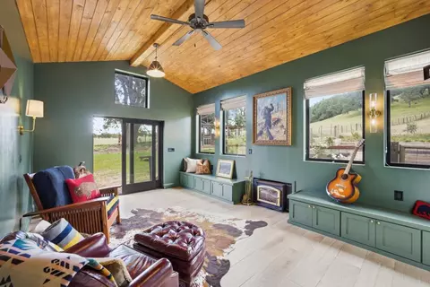 Living - 3150 Day Rd, Gilroy, CA 95020 photo 4 of 4