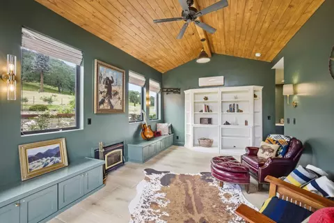 Living - 3150 Day Rd, Gilroy, CA 95020 photo 2 of 4