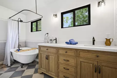 Bath - 3150 Day Rd, Gilroy, CA 95020 photo 4 of 7