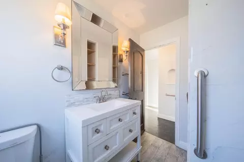 Bath - 89 Clark St, Salinas, CA 93901 photo 1 of 2
