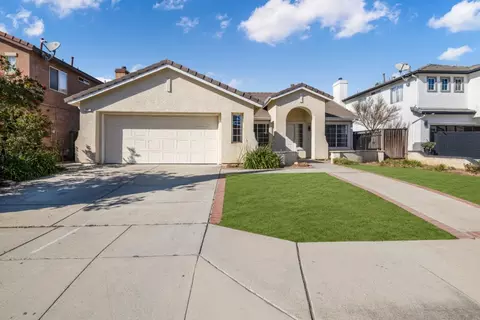 11 Saguaro Cir, Salinas, CA 93905