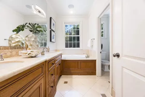 Bath - 11722 Putter Way, Los Altos, CA 94024 photo 3 of 4