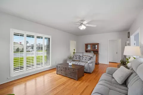 Living - 333 Hawthorne St, Salinas, CA 93901 photo 2 of 3