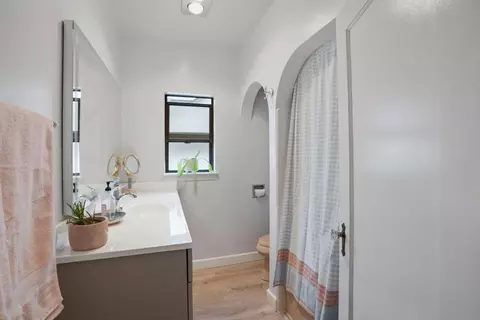 Bath - 333 Hawthorne St, Salinas, CA 93901 photo 2 of 2