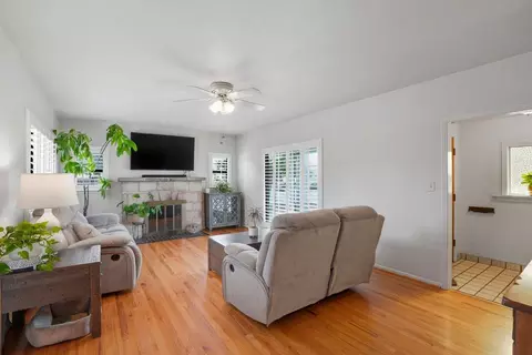Living - 333 Hawthorne St, Salinas, CA 93901 photo 3 of 3