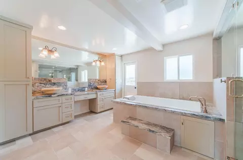 Bath - 22125 Ranchito Dr, Salinas, CA 93908 photo 2 of 7