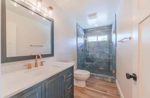Bath - 22125 Ranchito Dr, Salinas, CA 93908 photo 5 of 7