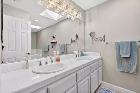 Bath - 233 Montclair Ln, Salinas, CA 93906 photo 4 of 5