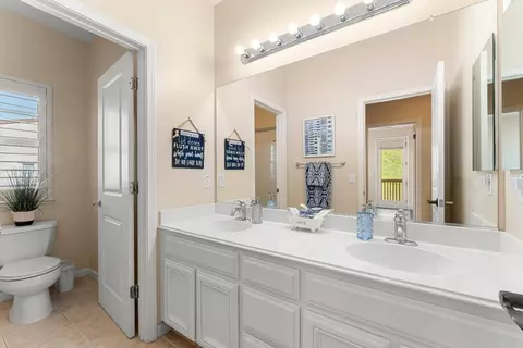 Bath - 1190 Olympic Ct, Gilroy, CA 95020 photo 2 of 5