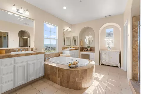 Bath - 1190 Olympic Ct, Gilroy, CA 95020 photo 3 of 5