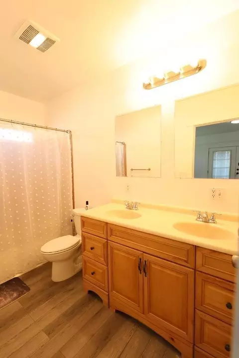 Bath - 123 Chestnut St, Salinas, CA 93901 photo 2 of 2