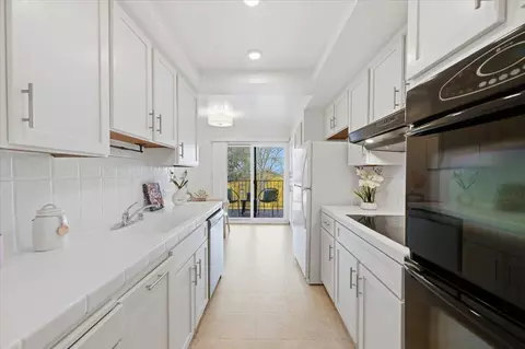 Kitchen - 555 Palm Ave 202, Millbrae, CA 94030 photo 1 of 2