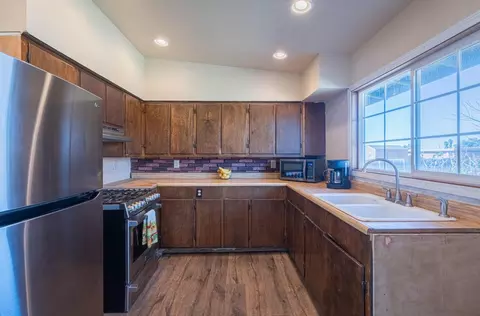 Kitchen - 757 Middlefield Rd, Salinas, CA 93906 photo 4 of 6