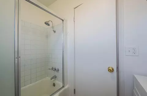 Bath - 757 Middlefield Rd, Salinas, CA 93906 photo 2 of 6