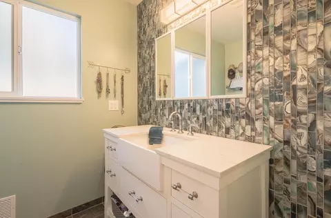 Bath - 1671 Cambrian Dr, Salinas, CA 93906 photo 1 of 4