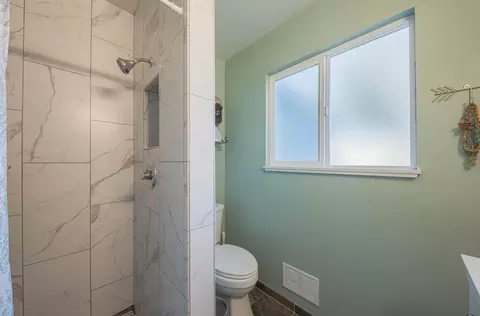 Bath - 1671 Cambrian Dr, Salinas, CA 93906 photo 2 of 4